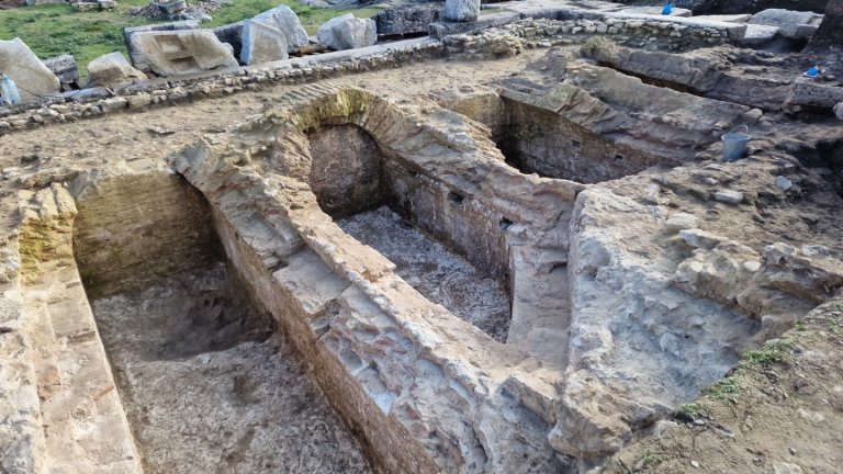 Античен мол и обществена сграда с красив фонтан разкриха в римския град Никополис ад Иструм 