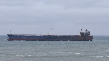 Вертолет "Пантер" достави храна на екипажа на блокирания танкер край Ахтопол (видео)