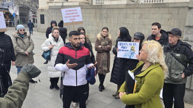 Протестиращи пред Съдебната палата се обявиха против задължително съвместно попечителство 