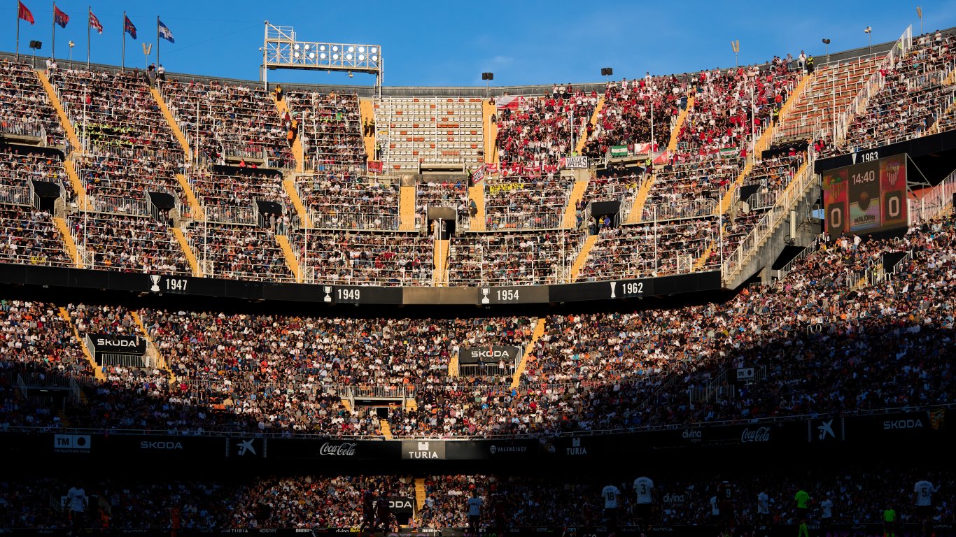 В топлата атмосфера на стадион Месталя Валенсия започна мача си