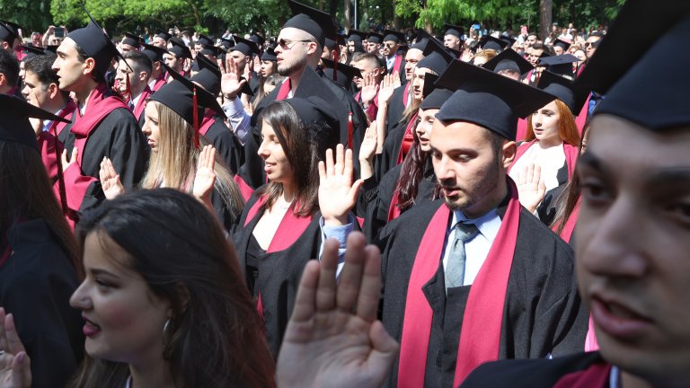 Хартиената студентска книжка отива в историята