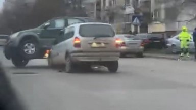 Лека кола качи джип на капака си на кръстовище в "Люлин" (видео)