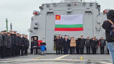 Новият патрулен кораб "Храбри" вече е под български флаг (снимки)