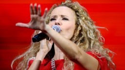 Деси Добрева: "Гиздава" е песен, която написах за моята дъщеря, затова така се казва и моето турне