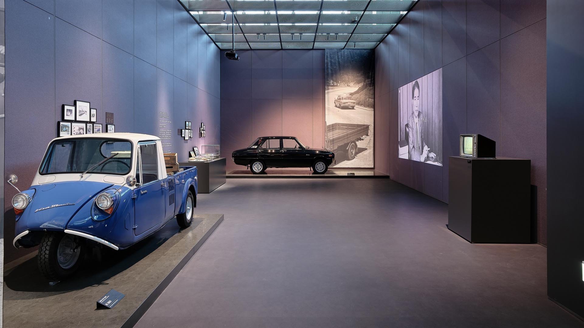 Първият лек автомобил Kia Brisa е представен през 1973 г. (на заден план)