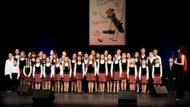 "Коледно вълшебство" с детски хор "Пим-Пам" и специалните гости Гергана Николаева и Филип Донков