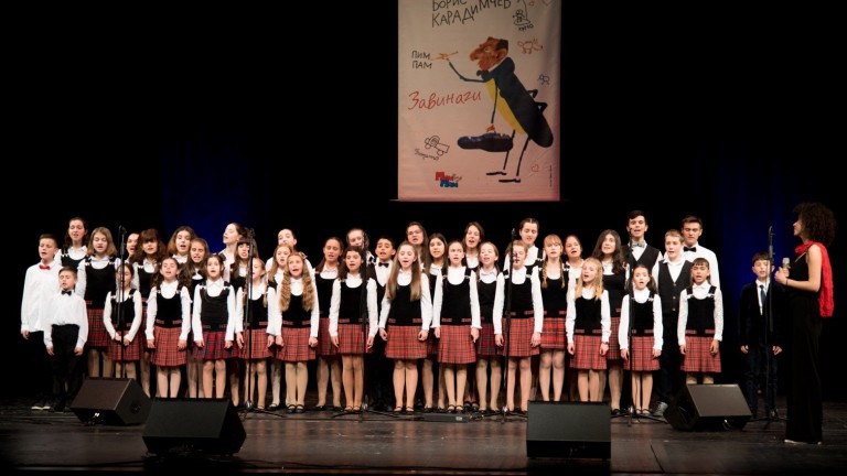 "Коледно вълшебство" с детски хор "Пим-Пам" и специалните гости Гергана Николаева и Филип Донков