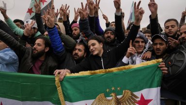 Сирийците празнуват една година от свалянето на Башар Асад