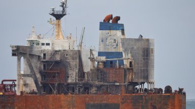 Докараха 5-тонен генератор при танкера "Кайрос"