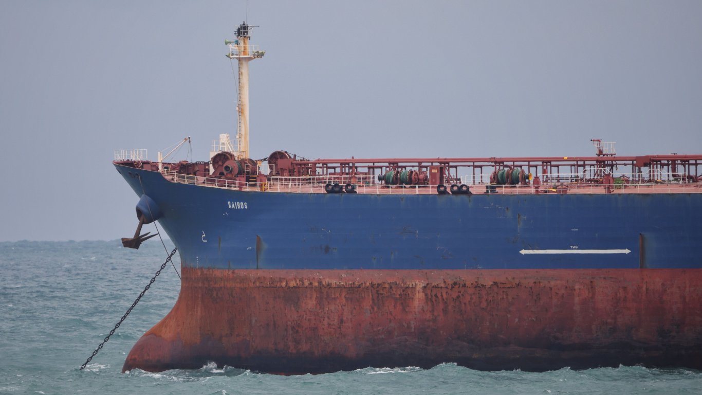 Гранична полиция и Морска администрация се качиха на борда на танкера "Кайрос"