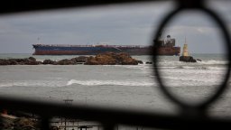 Танкерът "Кайрос" е задържан със заповед на "Морска администрация"