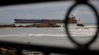 Танкерът "Кайрос" е задържан със заповед на "Морска администрация"