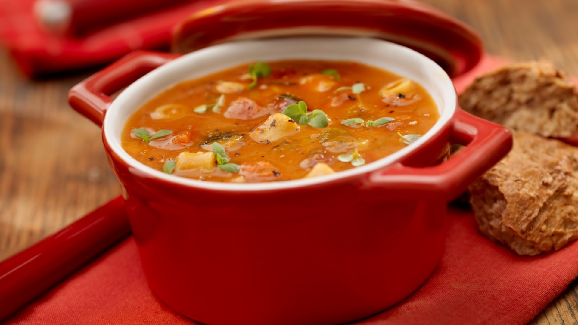 Зимно минестроне с крутони с песто