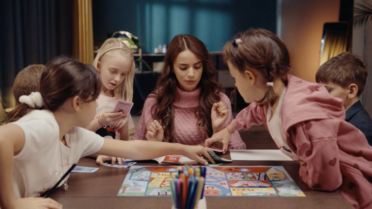 Нова настолна игра на Olympus помага на децата да разпознават емоциите