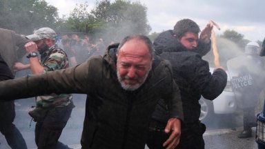 Гръцките фермери атакуваха полицията с камъни и геги, затвориха пак летището в Ираклион (снимки)