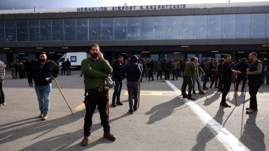 Протестиращи гръцки фермери играха футбол на пистата на летище "Никос Казандзакис" на Крит
