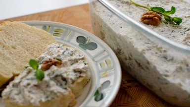 Празнична разядка "Хаджи Христо" от моцарела и орехи