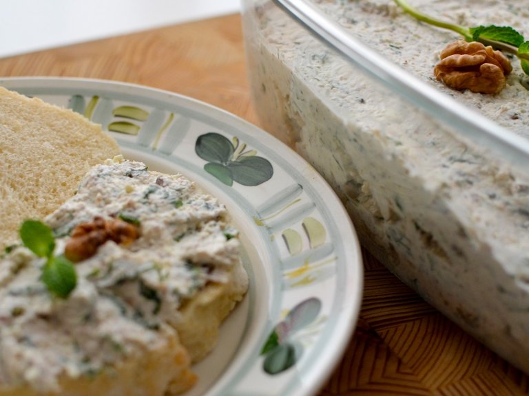 Празнична разядка "Хаджи Христо" от моцарела и орехи