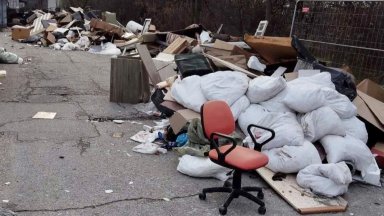 В кризата: Заринаха "Слатина" с 30-годишни бутилки от олио, врати, матраци и столове