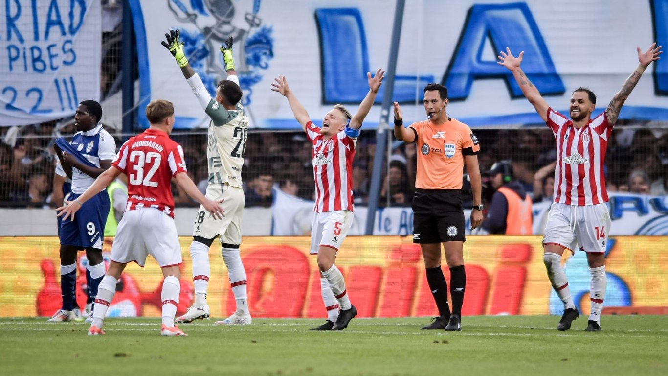 Естудиантес известни с бунтарския си прякор Плъховете нанесоха тежък удар