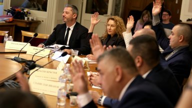 Държавните плащания гарантирани за три месеца с удължителния бюджет