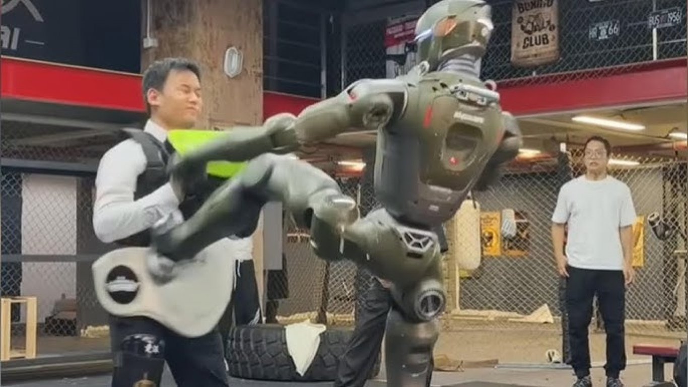 В Китай създадоха "терминатора" Т800. Роботът нарита шефа на компанията