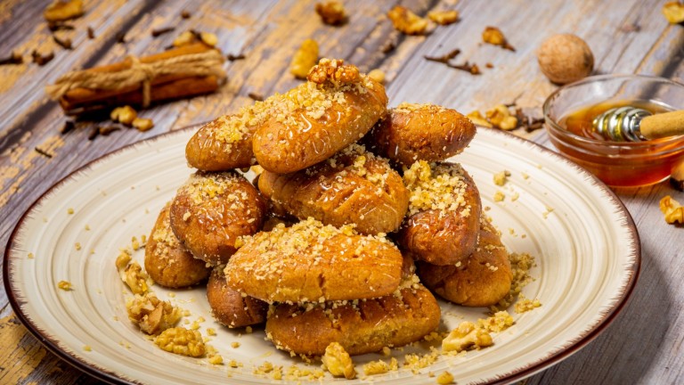 Стъпка по стъпка в празниците: Да си приготвим гръцките меломакарона