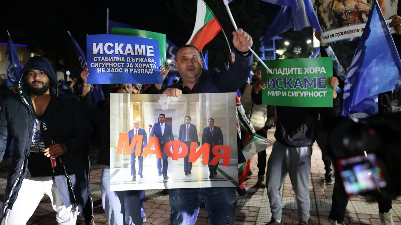 "Не на омразата": ДПС на контрапротести в защита на властта (снимки/видео)