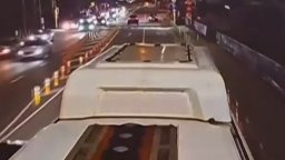 Младеж се вози на покрива на автобус в София (видео)