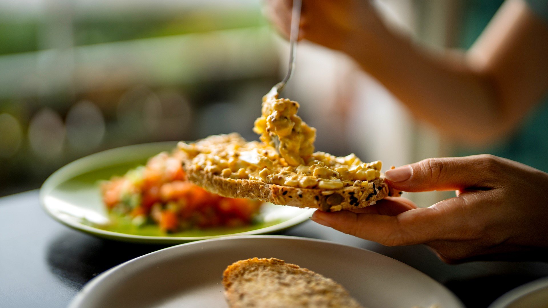 Разядка от варени яйца, задушени гъби и сирене