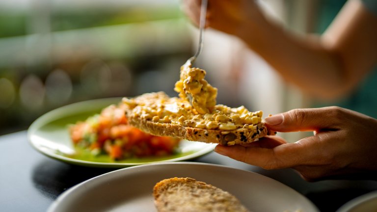 Разядка от варени яйца, задушени гъби и сирене