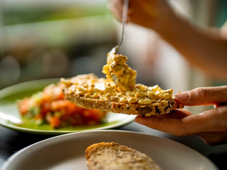 Разядка от варени яйца, задушени гъби и сирене