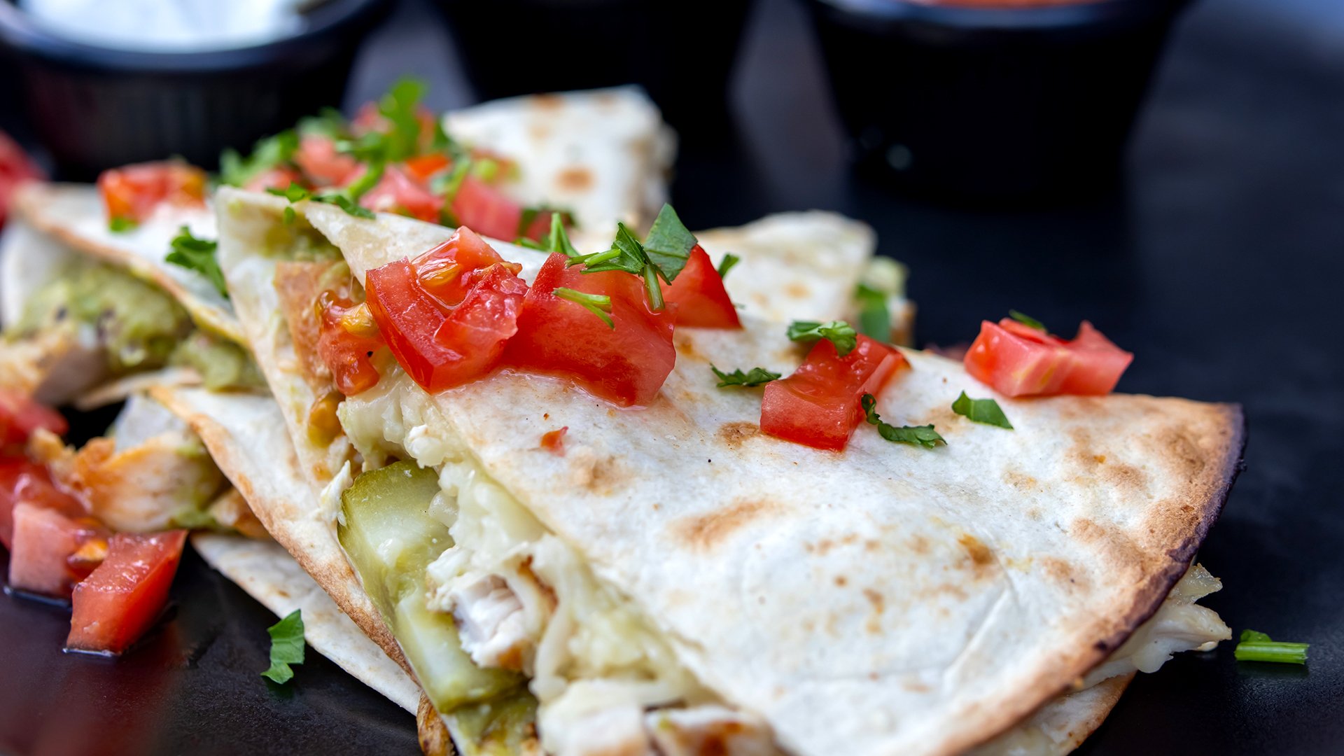 Тортили с кайма, царевица и яйчена салата