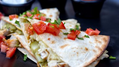 Тортили с кайма, царевица и яйчена салата