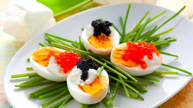 Коледни и новогодишни хапки от варени яйца и хайвер