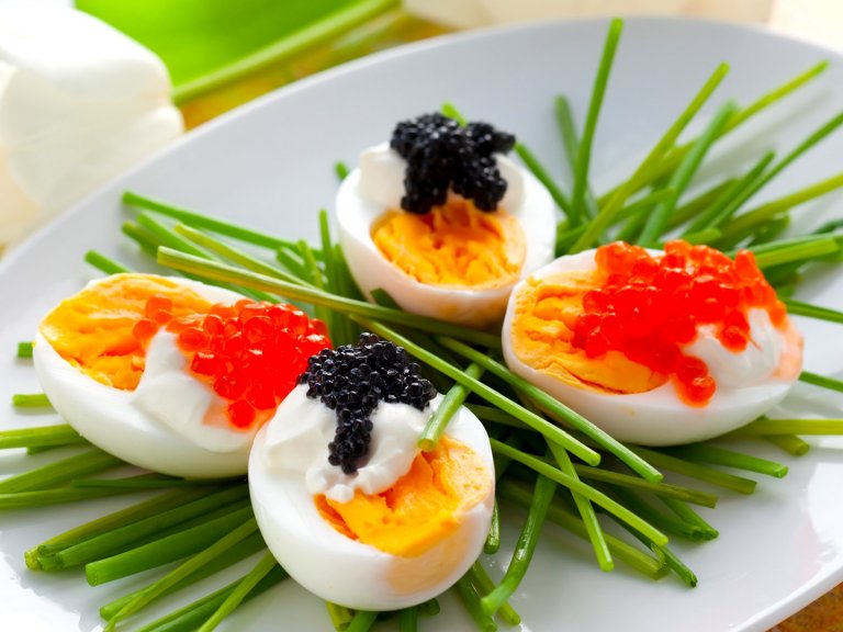 Коледни и новогодишни хапки от варени яйца и хайвер