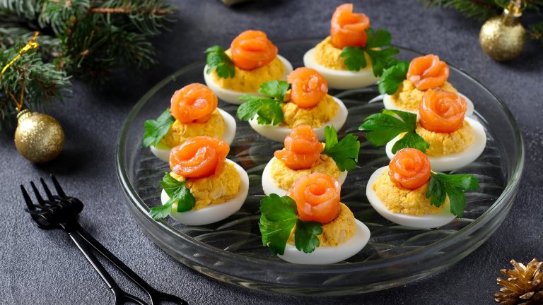 Новогодишни хапки с пушена сьомга