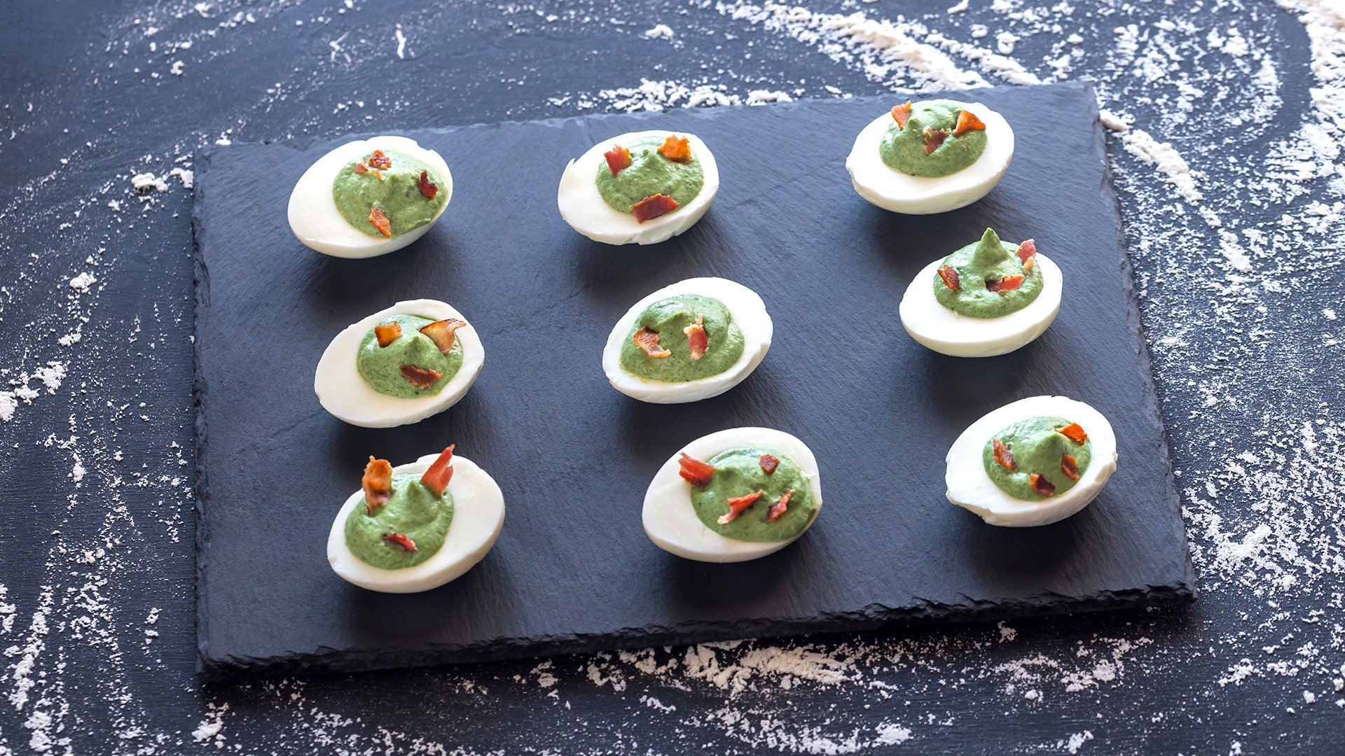 Празнично: Яйчени хапки със спанак и запържен бекон