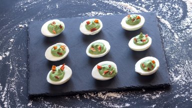 Празнично: Яйчени хапки със спанак и запържен бекон