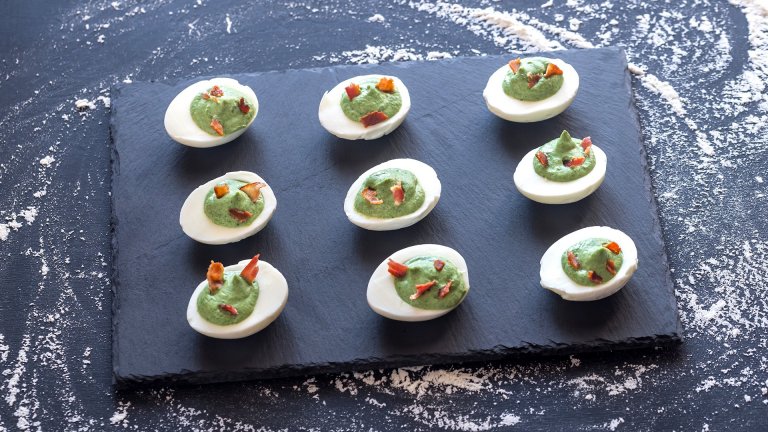 Празнично: Яйчени хапки със спанак и запържен бекон