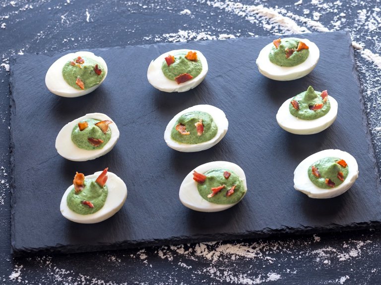 Празнично: Яйчени хапки със спанак и запържен бекон