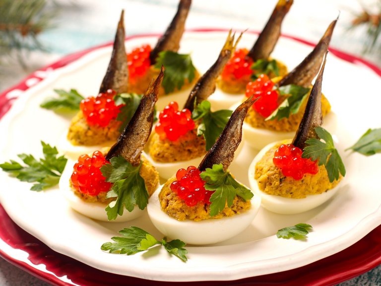 За мезе: Празнични яйчени хапки с хайвер и шпроти
