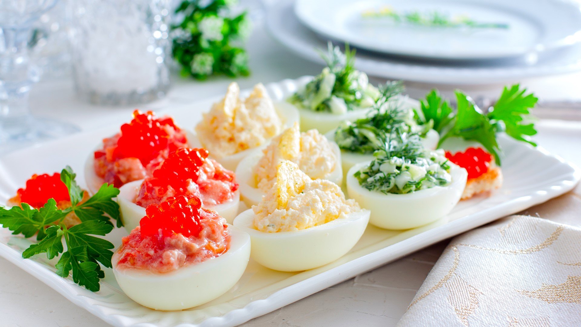 За Коледа и Нова година: Плато от няколко вида хапки с варени яйца