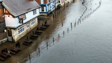 Спрян транспорт, потоп, силен вятър и необичайни температури в Обединеното кралство (снимки)