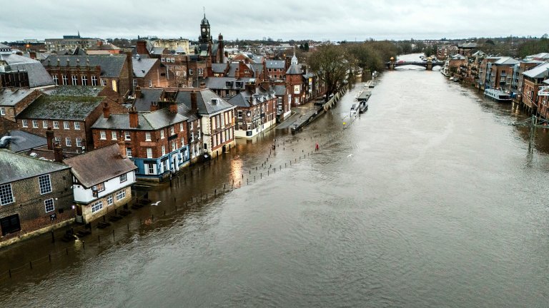 Бурята "Кристин" взе на най-малко четири жертви в Португалия