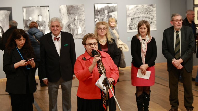 Доц. Георги Лозанов: Софийската градска художествена галерия пише историята на българската фотография