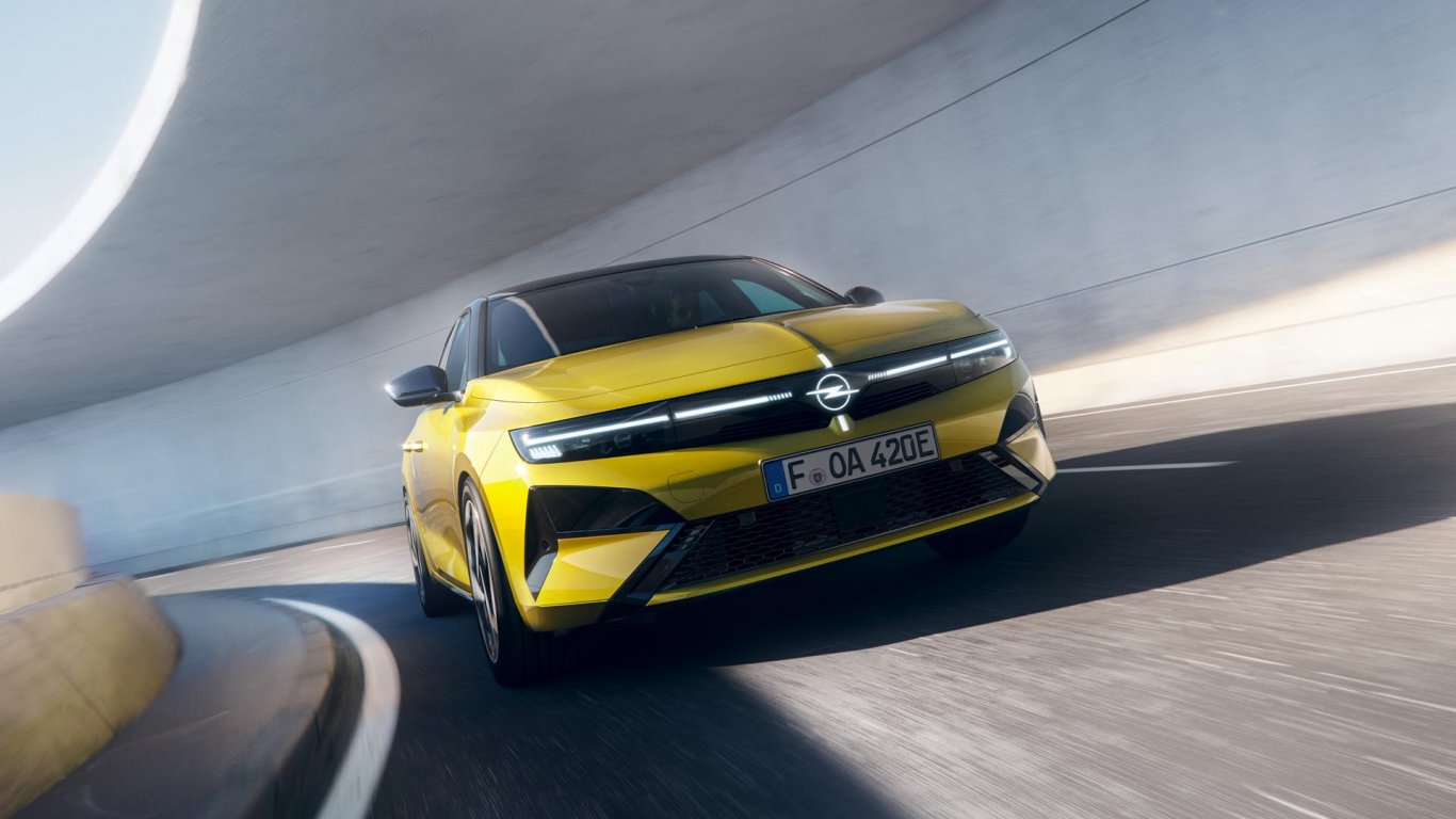 Новият Opel Astra ще дебютира през януари в Брюксел със светещо лице
