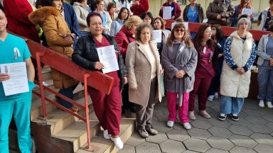 Медиците по здравни грижи излязоха на протест с искане за обещаната МРЗ от 1550 евро