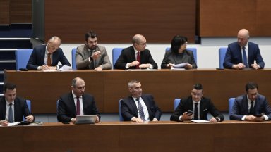 Кой харчи "като луд с картечница": Дебатите по вота на недоверие преляха в спор за бюджета 