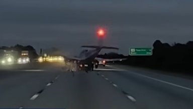 Шофьорка оцеля по чудо, след като самолет кацна върху колата ѝ на магистрала във Флорида (видео)